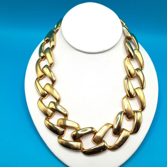 Vintage Chain Choker Necklace, Interlocking Gold Tone, 1980s - Picture 7 of 11